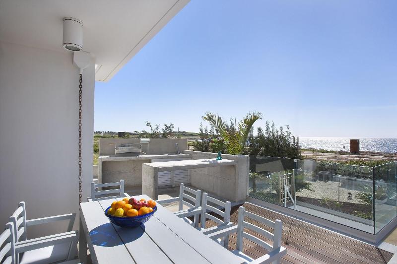 Paradise Cove Luxurious Beach Villas - Teras