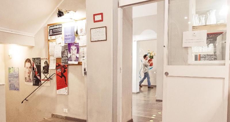 Tomato Backpackers Hotel - Lobi