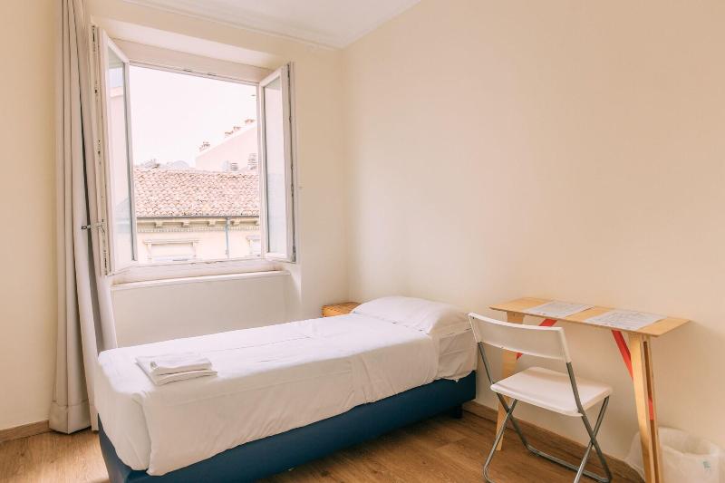 Tomato Backpackers Hotel - Oda