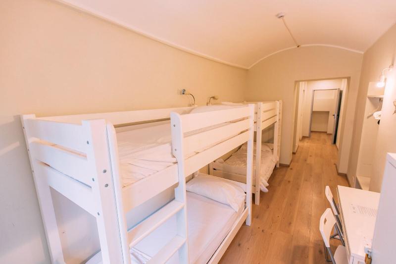 Tomato Backpackers Hotel - Oda