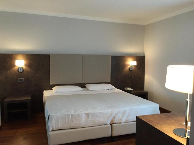 Jet Hotel - Genel