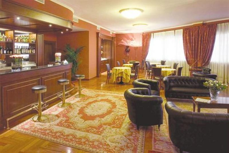 Maxim Hotel - Lobi