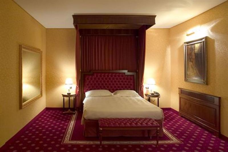 Maxim Hotel - Oda