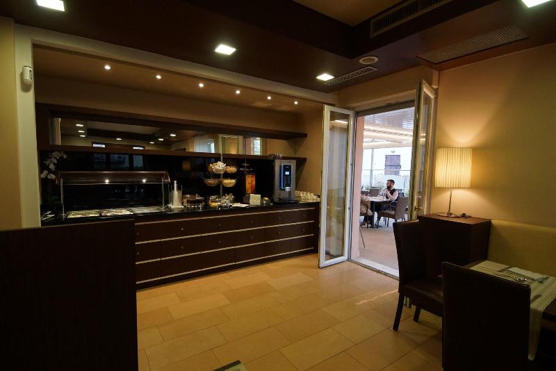 Hotel Clarin 14 By Dori - Restoran
