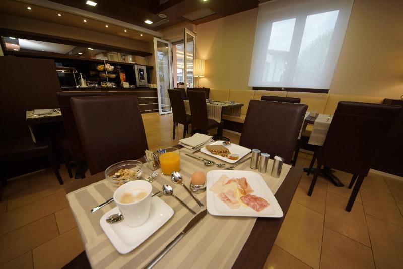 Hotel Clarin 14 By Dori - Restoran