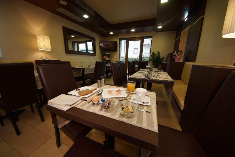 Hotel Clarin 14 By Dori - Restoran