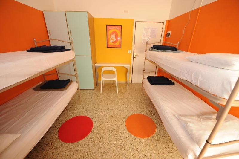 Sunflower City Youth Hotel - Oda