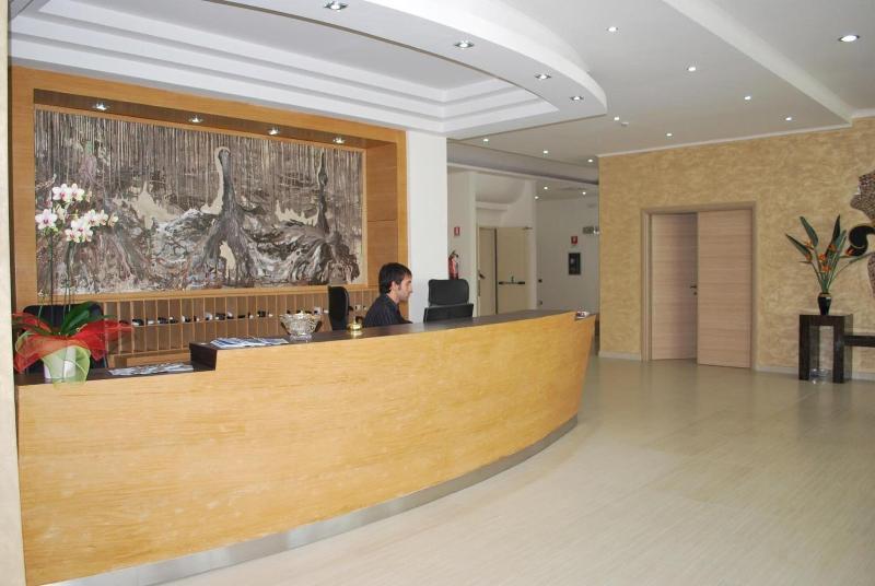 Hotel The Queen - Lobi