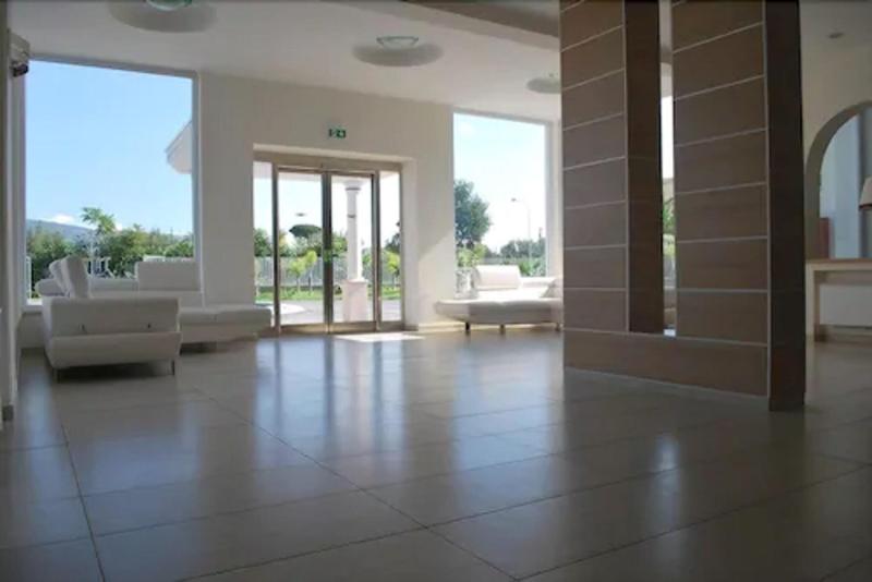Hotel The Queen - Lobi