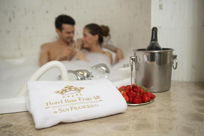Hotel Rua Frati 48 In San Francesco - Oda