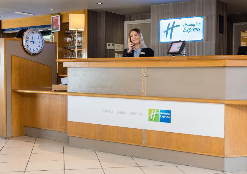 Holiday Inn Express London - Luton Airport - Lobi