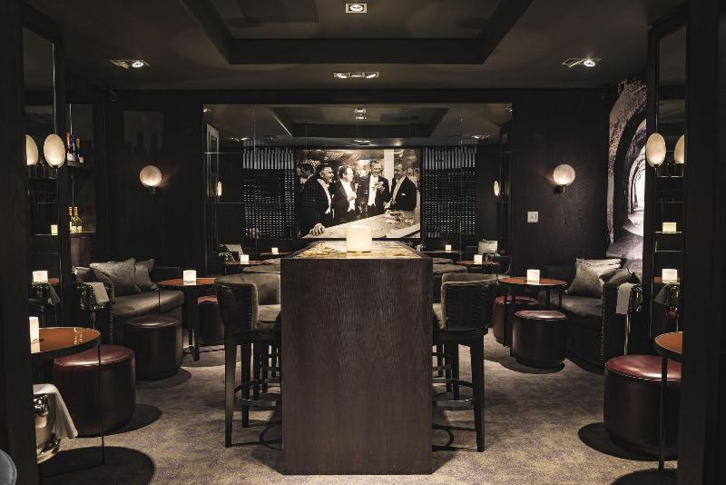 Dakota Leeds - Bar