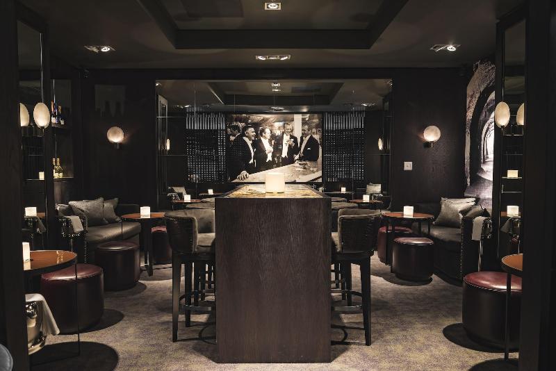 Dakota Leeds - Bar