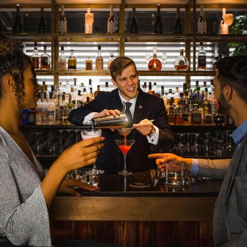 Dakota Leeds - Bar