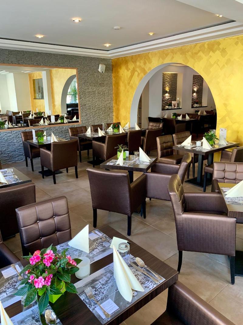 Boutique Hotel Goldene Henne - Lobi
