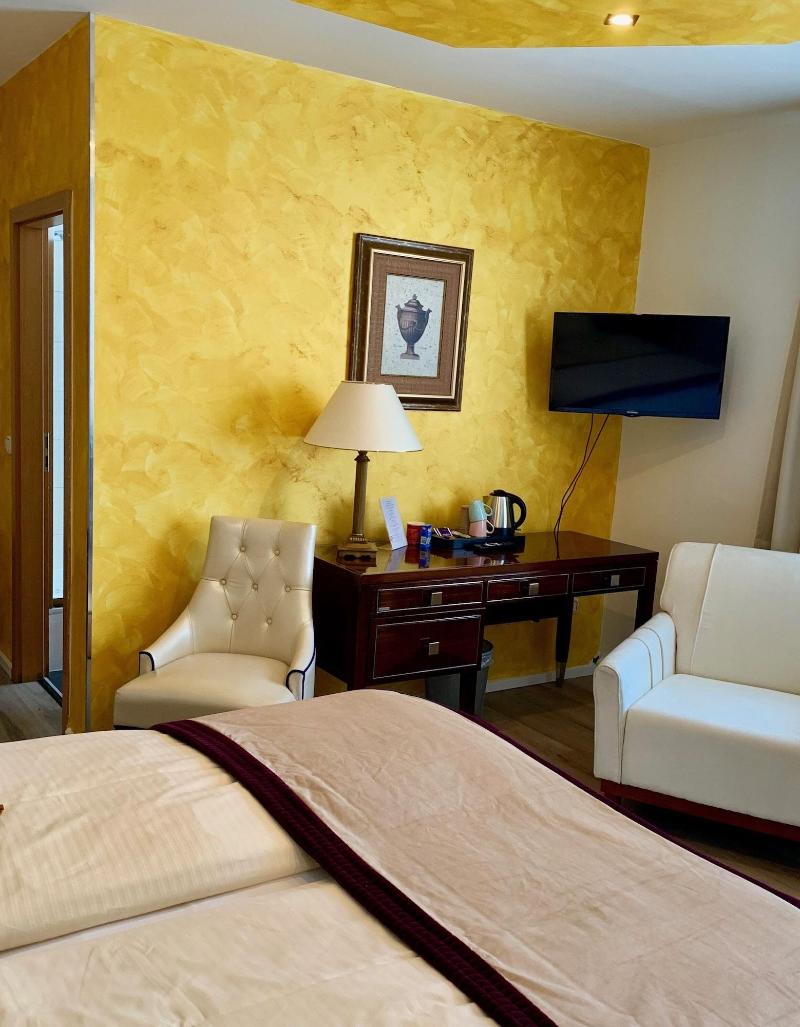 Boutique Hotel Goldene Henne - Lobi