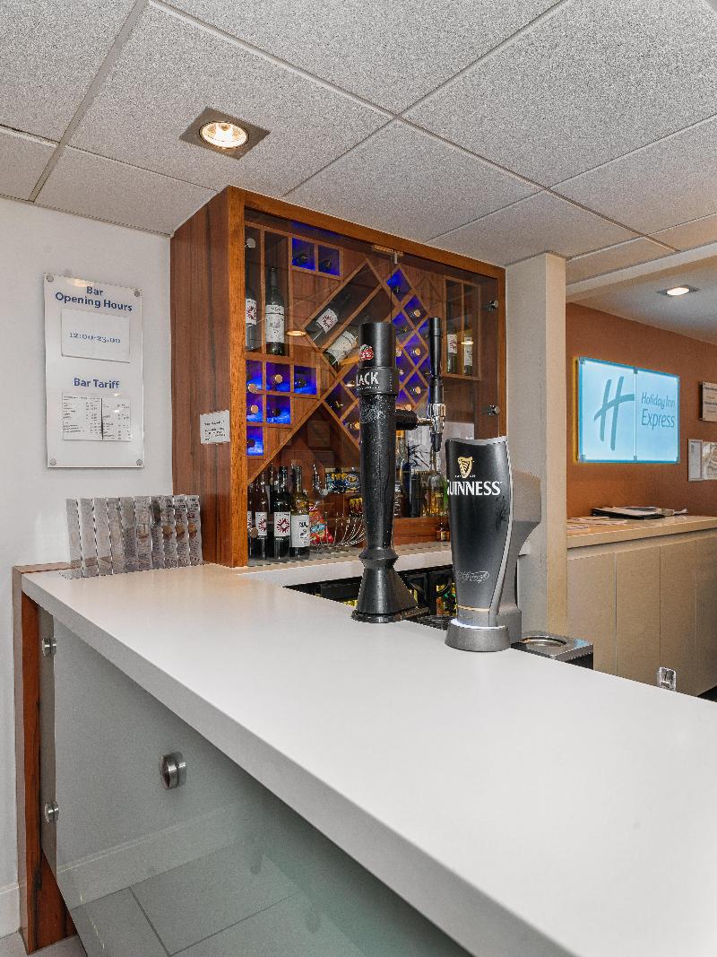 Holiday Inn Express London Gatwick Crawley - Bar