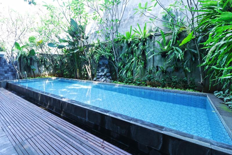 Pejaten Valley Residence by ZUZU - Havuz