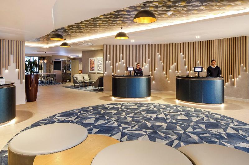 Crowne Plaza Manchester Airport - Lobi