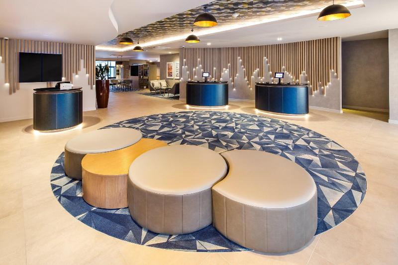 Crowne Plaza Manchester Airport - Lobi
