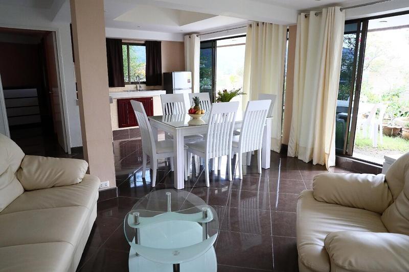 Swiss Villas Panoramic – Hillside Beach View - Oda