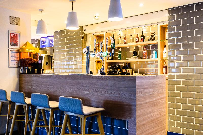 Holiday Inn Express Portsmouth Gunwharf Quays - Bar