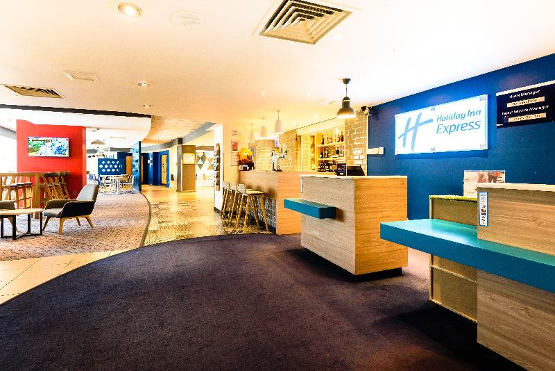 Holiday Inn Express Portsmouth Gunwharf Quays - Lobi