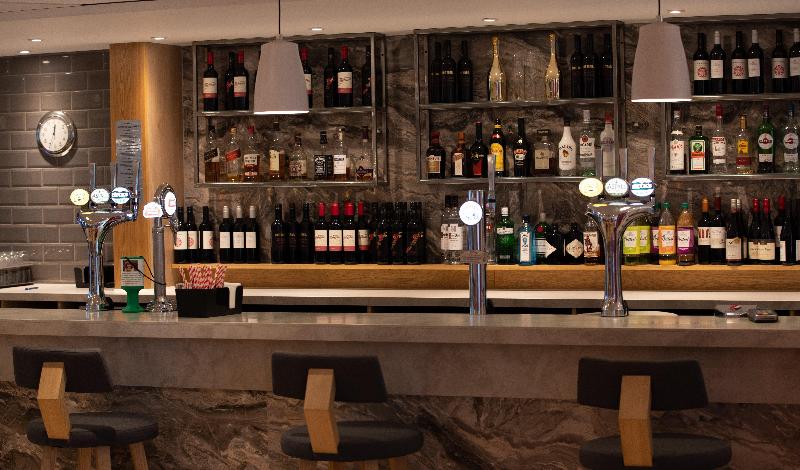 Holiday Inn Express Stansted Airport - Bar