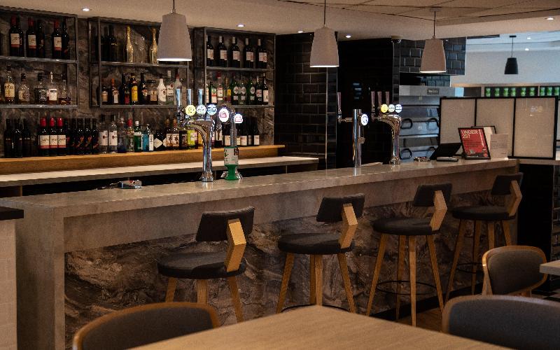 Holiday Inn Express Stansted Airport - Bar