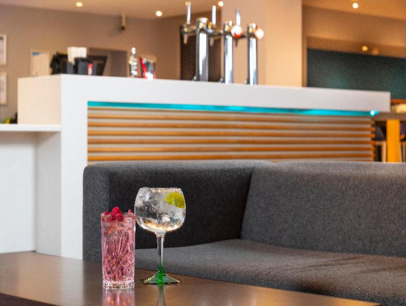 Holiday Inn Express Stevenage - Bar