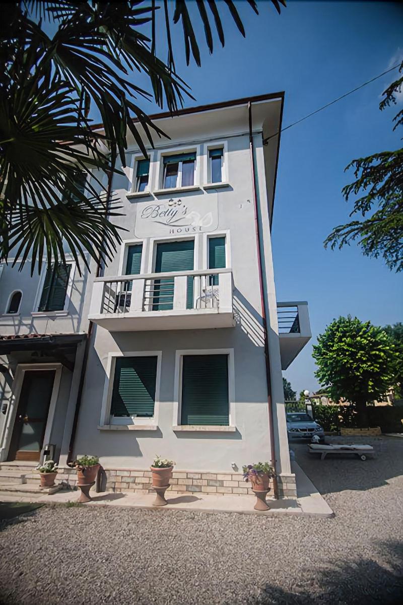 Betty's House - Genel