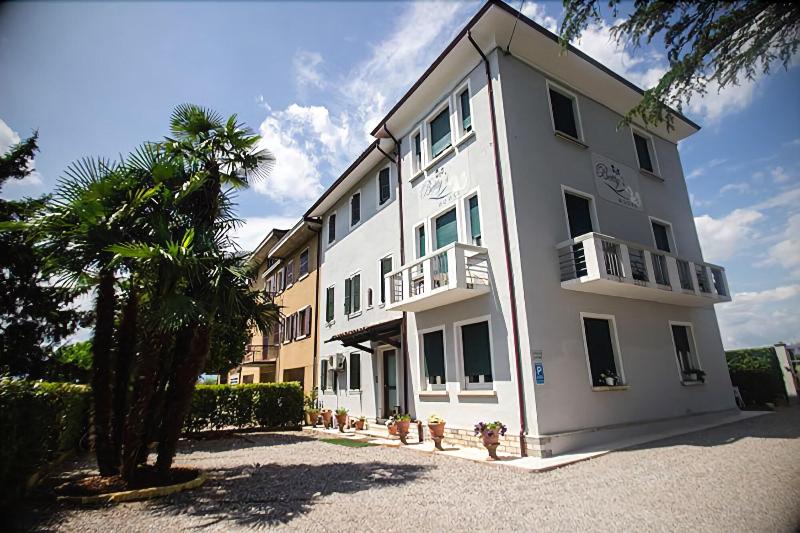 Betty's House - Genel