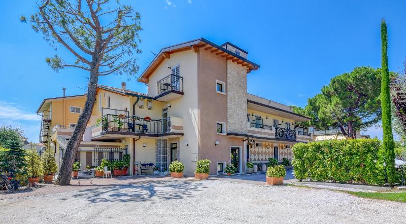 Bed & Breakfast America - Genel