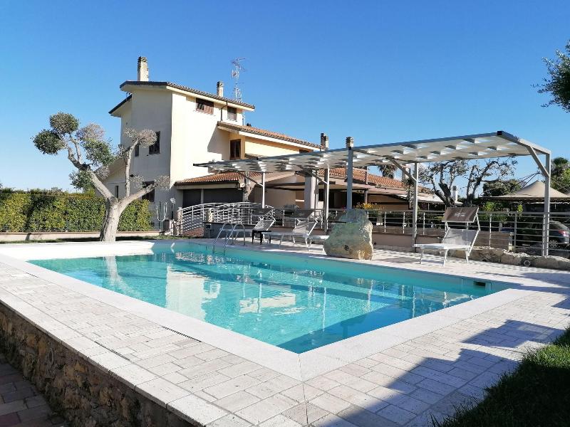 Bed And Breakfast Giardini Di Marzo - Havuz