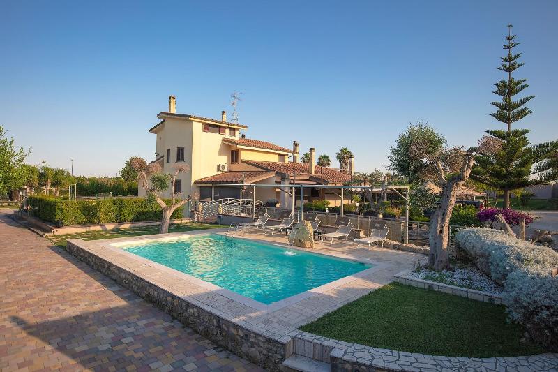 Bed And Breakfast Giardini Di Marzo - Havuz