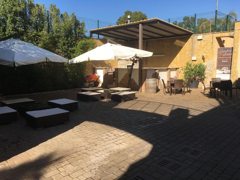 Bed And Breakfast Giardini Di Marzo - Teras