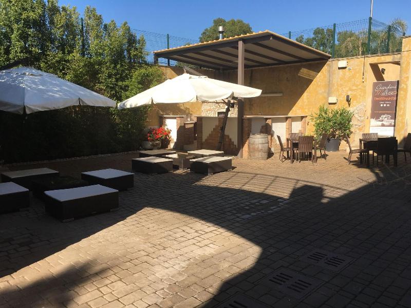 Bed And Breakfast Giardini Di Marzo - Teras