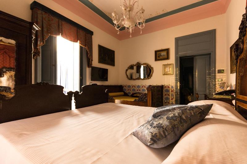 Alexander Art Nouveau Suites - Oda