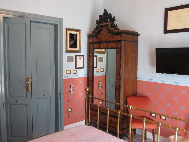Alexander Art Nouveau Suites - Oda