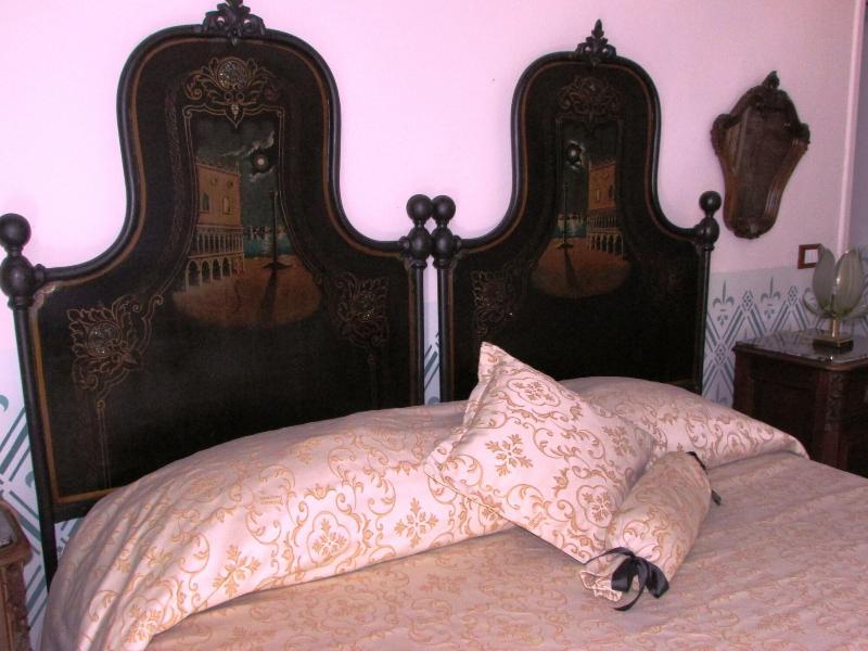Alexander Art Nouveau Suites - Oda