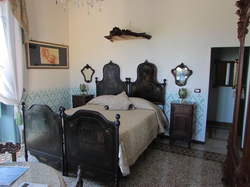 Alexander Art Nouveau Suites - Oda