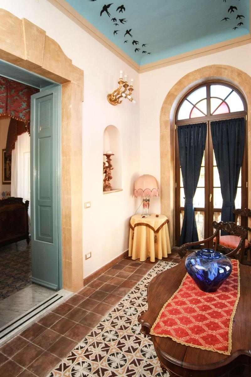Alexander Art Nouveau Suites - Oda