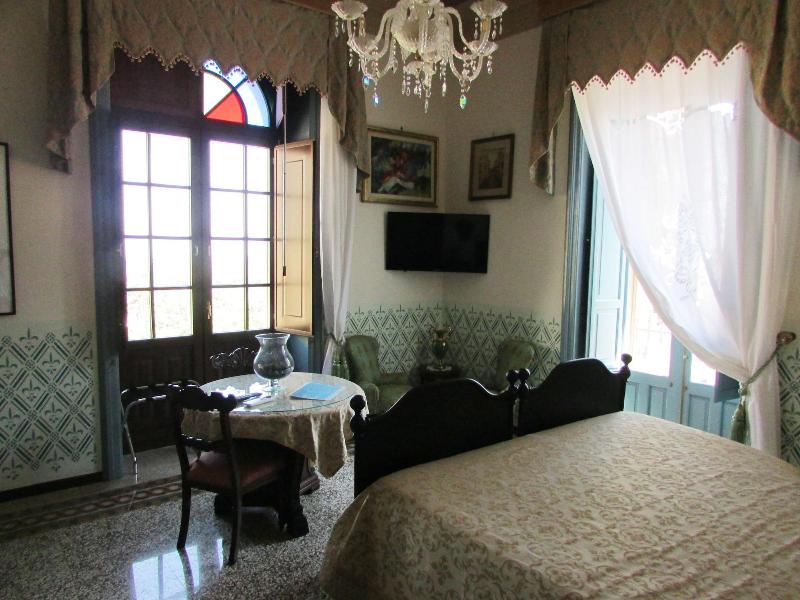 Alexander Art Nouveau Suites - Oda