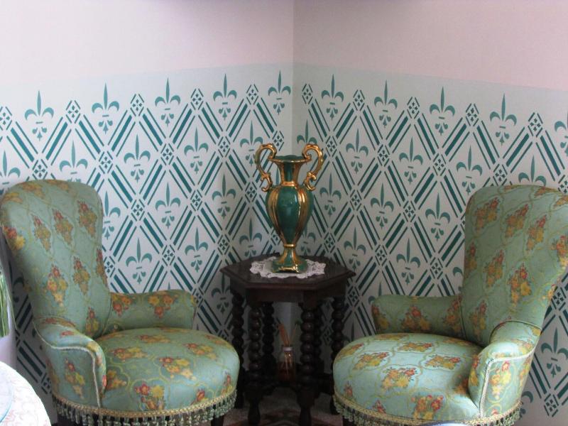 Alexander Art Nouveau Suites - Oda