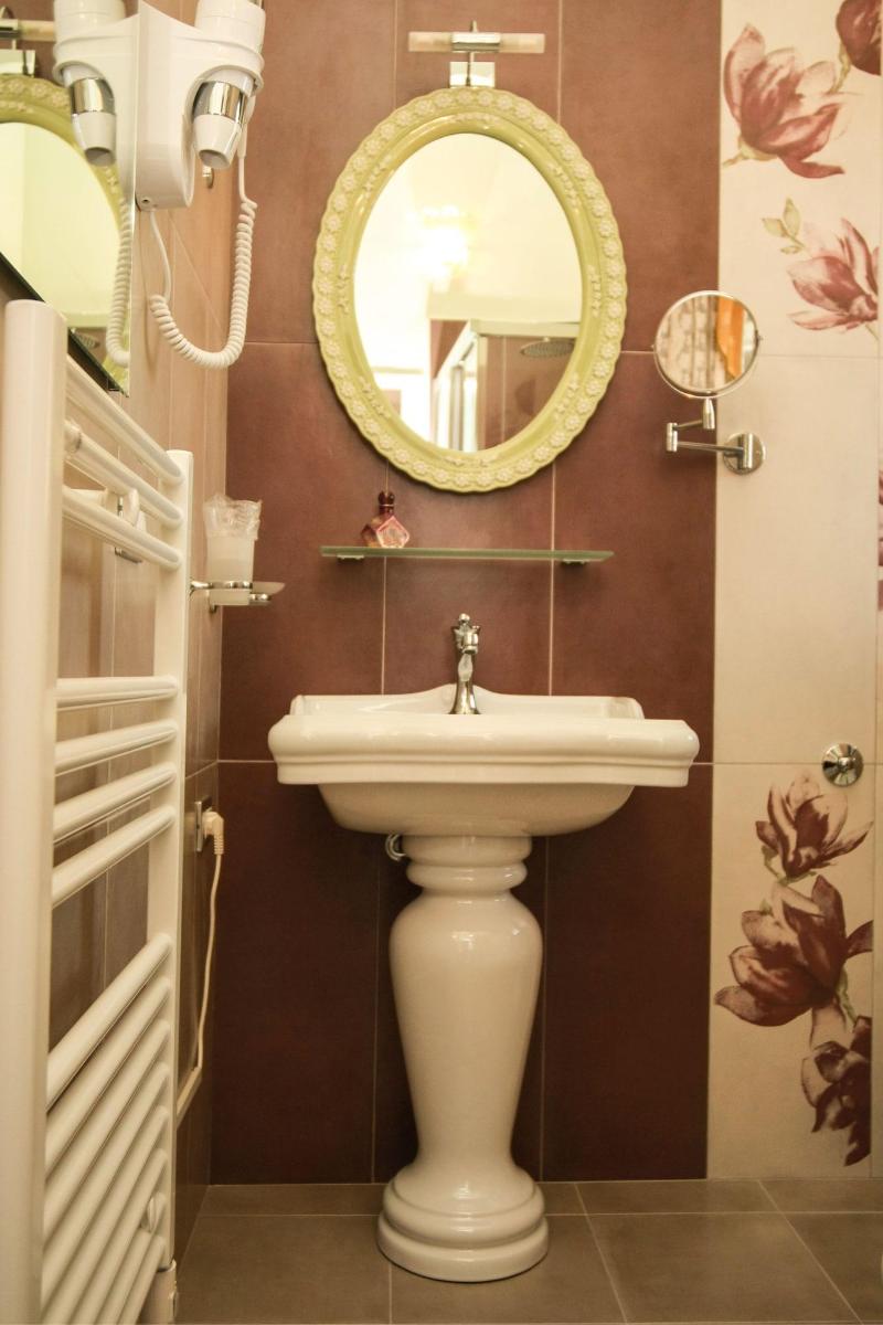Alexander Art Nouveau Suites - Oda