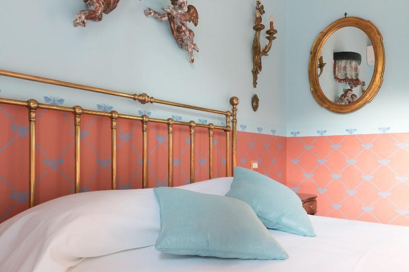 Alexander Art Nouveau Suites - Oda