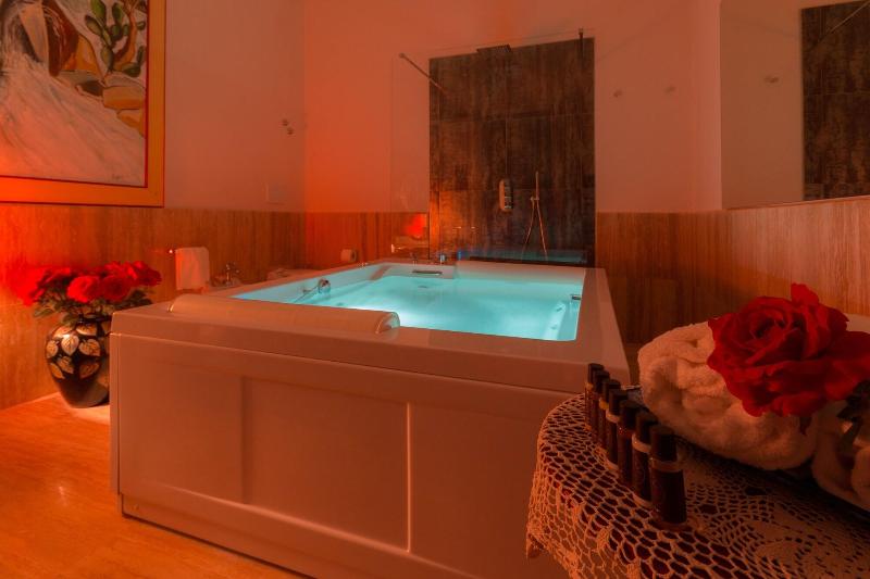 Alexander Art Nouveau Suites - Oda