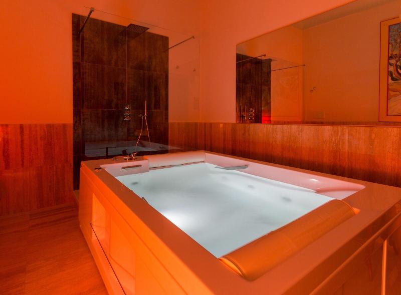 Alexander Art Nouveau Suites - Oda