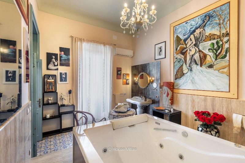 Alexander Art Nouveau Suites - Oda