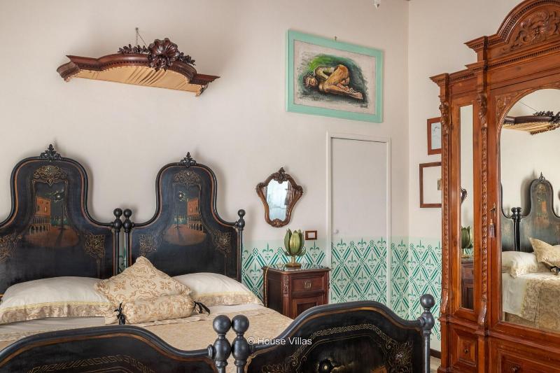 Alexander Art Nouveau Suites - Oda